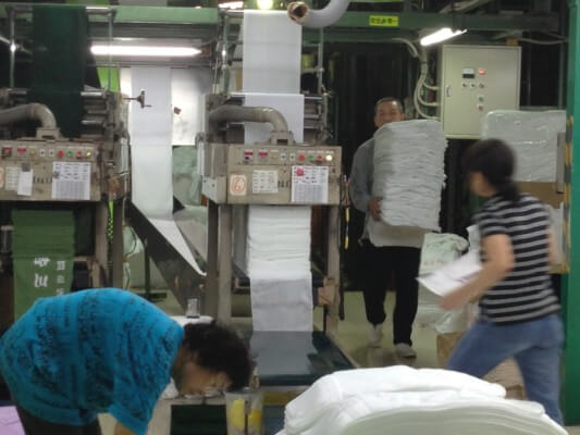 和歌山工場の乾燥上がりのタオルを折り畳む機械です。