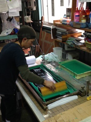 和歌山工場の手捺染で行う防染の型刷り作業風景です。
