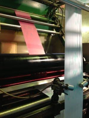 和歌山工場の防染の型刷りを終えたタオルを連続染色で染める機械です。