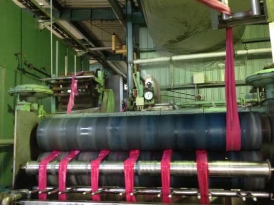 和歌山工場の染め上がったタオルを連続で洗う機械です。