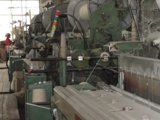 中国工場のタオル織機と呼ばれる、タオルを織り上げる機械です。