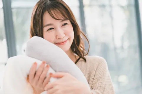 オキシ漬けで心地いいタオルに微笑む女性